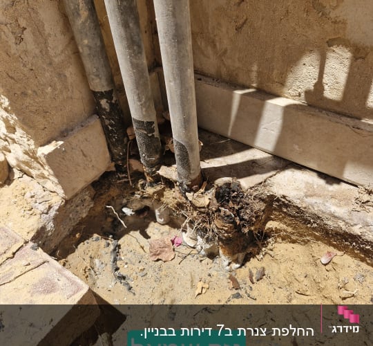 נזק לצנרת ליד קיר חיצוני